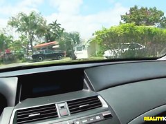 Tattooed babe with larg mouth like to make blowjobs