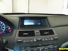 Tattooed babe with larg mouth like to make blowjobs