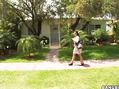 Amateur bruentte Isabella Bones gets in to bang bus
