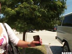 Amateur bruentte Isabella Bones gets in to bang bus