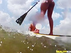 Tanned hottie Leticia gives Roge Ferro blowjob at the beach