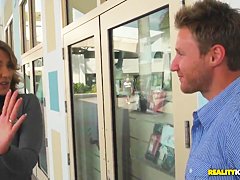 Gorgeous brunette hotte enjoys in giving hot handjob in car