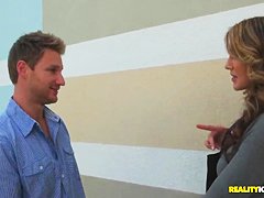 Gorgeous brunette hotte enjoys in giving hot handjob in car