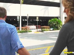 Gorgeous brunette hotte enjoys in giving hot handjob in car