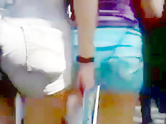 Un joli petit cul en short jeans dans la rue