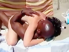 Vrouw door haar zwarte vriend op strand geneukt