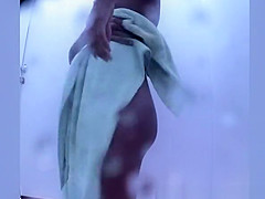 Chick in green bikini spied in beach cabin