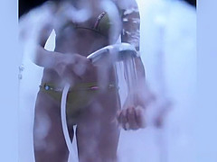 Chick in green bikini spied in beach cabin