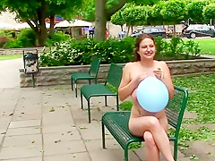 Jeune fille modele gros nibards deshabille exhibition