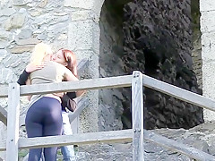 Lesben haben sex draussen vor der burg!