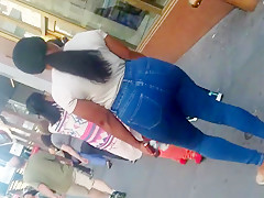 Black chick in bubble booty blue jeans