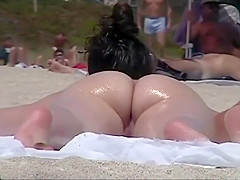 Wet and oiled ass gets voyeured