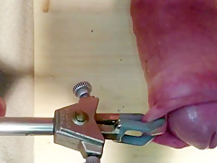 Mit hilfsmitteln ein wenig gewichst.