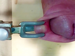 Mit hilfsmitteln ein wenig gewichst.