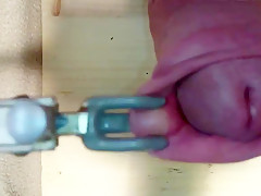 Mit hilfsmitteln ein wenig gewichst.