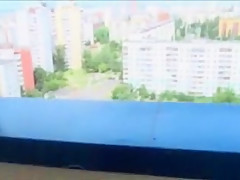 Jeune fille suce et baise sur un balcon