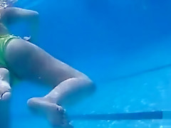 Horny brass has her tight juicy fanny penetrated underwater