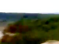 Une putain sur un site web pipe de plein air