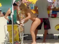 Real bombshell has some fun at the beach