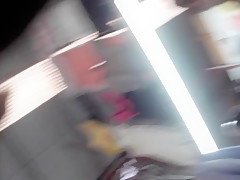 Morocha hermosa en el outlet de sarandi