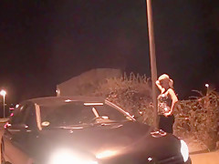 Teen laesst sich am Parkplatz ficken