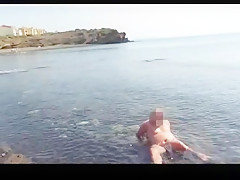 La truie met un string en dentelle pour aller se baigner