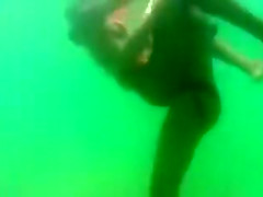 My girlfriend's pussy cheats on me underwater