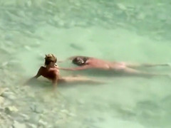 Fast humping for the girlfriend's pussy on the beach