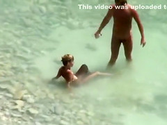 Fast humping for the girlfriend's pussy on the beach