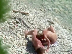 Fast humping for the girlfriend's pussy on the beach