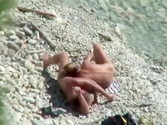 Fast humping for the girlfriend's pussy on the beach