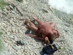 Fast humping for the girlfriend's pussy on the beach