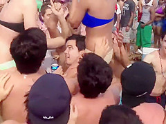 Sexiest girls of the beach are the stars of the day!