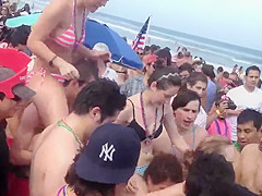 Sexiest girls of the beach are the stars of the day!