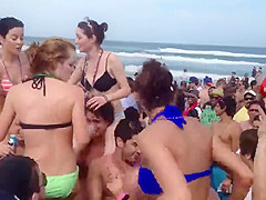 Sexiest girls of the beach are the stars of the day!