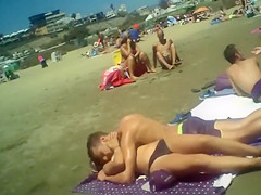 Babes on the beach to admire in slow motion