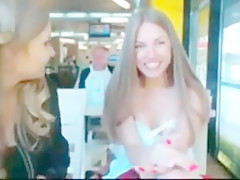 Se desnuda en publico