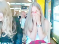 Se desnuda en publico