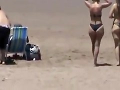 Spying Mom & not daughter Bikini - Round Ass - Beach Voyeur