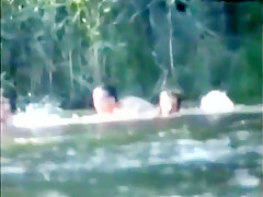 Plan a trois dans la riviere