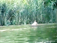 Plan a trois dans la riviere
