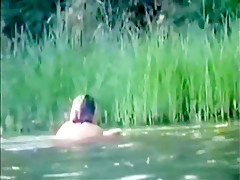 Plan a trois dans la riviere