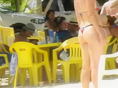I just had to zoom in on her thrilling buttocks!