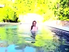 Pauline a la piscine