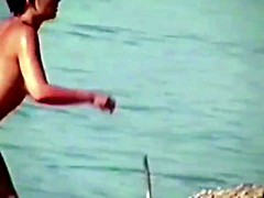 Topless beach girls i