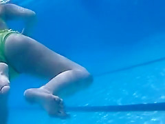 Spoon copulating under the water