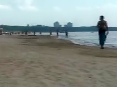 Cute Amateur Girl Plays Nude at the Beach