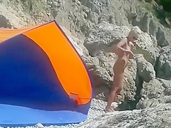 Naked blonde hottie applies sunscreen