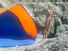 Naked blonde hottie applies sunscreen