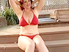 Jolie brune a la piscine